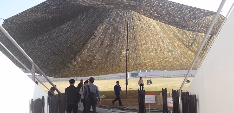 Dù lớn đã được căng đề phòng trường hợp trời đổ mưa bất thường khiến phiên xét xử bị gián đoạn