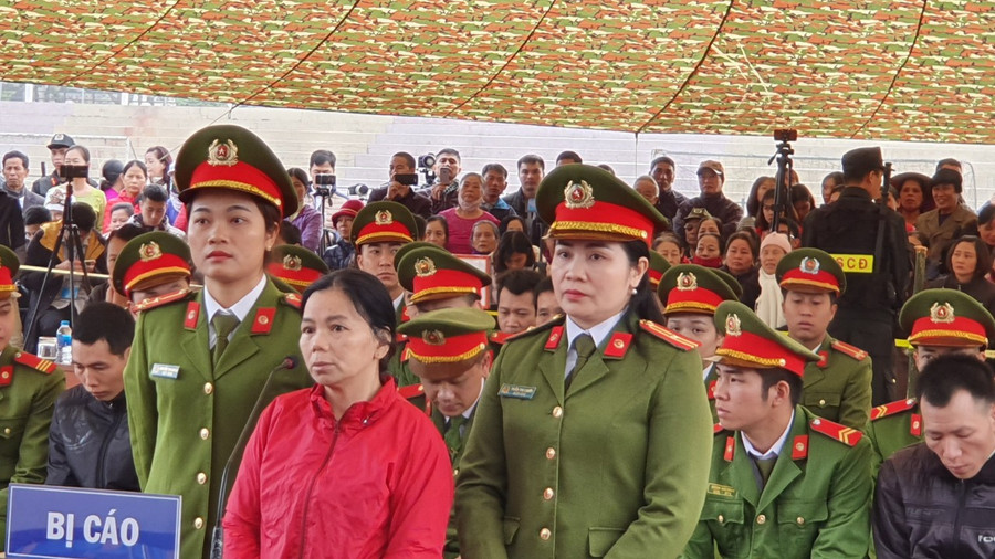Bùi Thị Kim Thu (áo đỏ) vẫn tiếp tục "quanh co" Bùi Thị Kim Thu (áo đỏ) vẫn tiếp tục "quanh co"