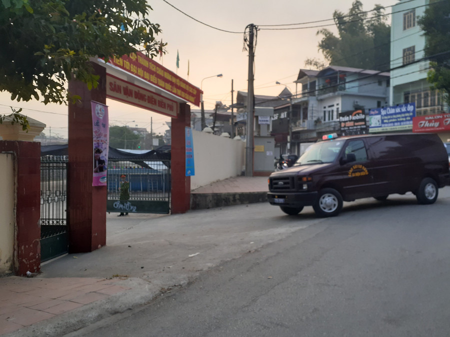 Lực lượng chức năng khẩn trương đưa các đối tượng đến Sân Vận Động tỉnh Điện Biên Lực lượng chức năng khẩn trương đưa các đối tượng đến Sân Vận Động tỉnh Điện Biên