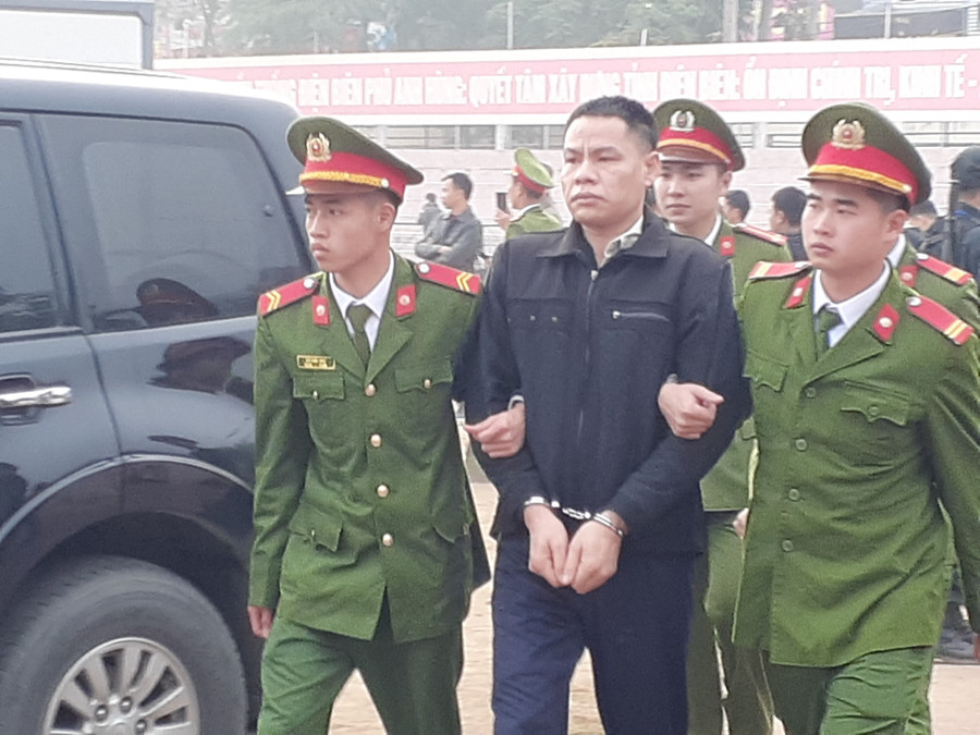 "Ông Trùm" Vì Văn Toán bị áp giải đến tòa "Ông Trùm" Vì Văn Toán bị áp giải đến tòa