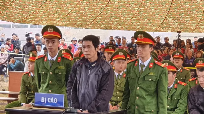 Cầm Văn Chương (áo đen) tại phần xét hỏi.