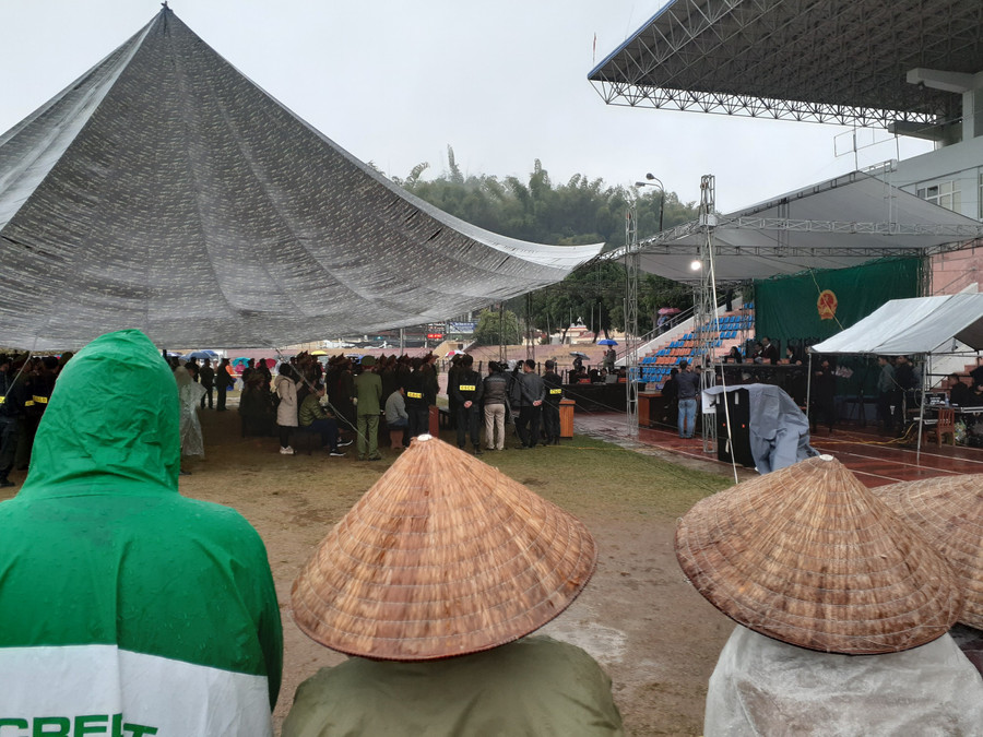 Điện Biên mưa lớn nhưng hàng nghìn người vẫn "đội mưa" đến từ rất sớm theo dõi phiên tòa