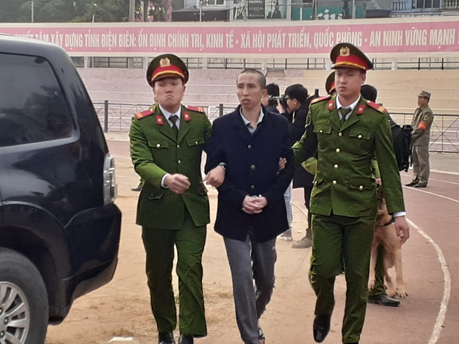 Bùi Văn Công bị áp giải đến tòa Bùi Văn Công bị áp giải đến tòa