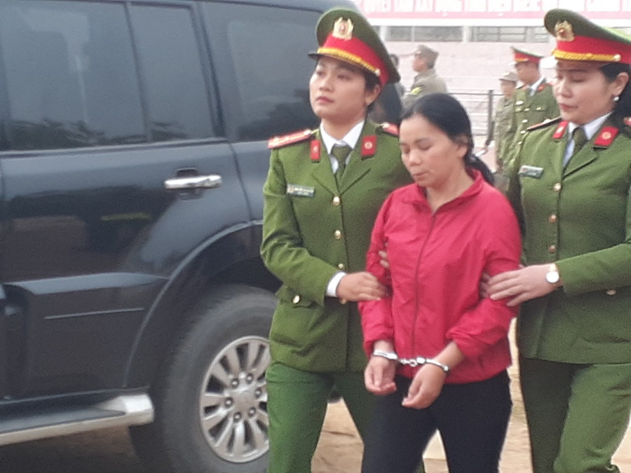 Vì Thị Kim Thu bị áp giải đến xét xử Vì Thị Kim Thu bị áp giải đến xét xử