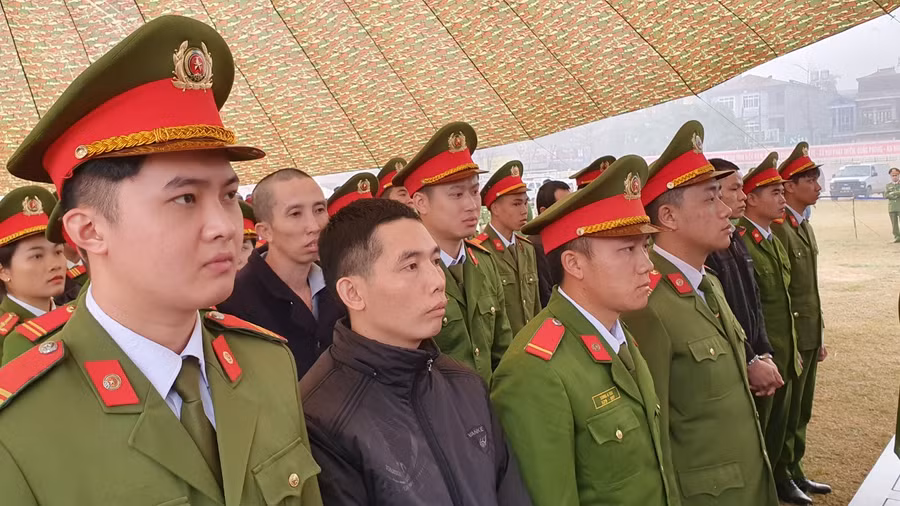 Lường Văn Lả (áo đen) tích cực phối hợp với cơ quan điều tra