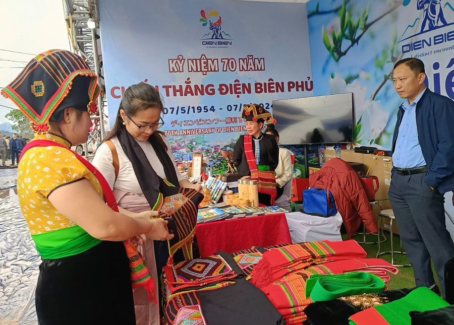 Du khách tìm hiểu các sản phẩm thổ cẩm truyền thống của đồng bào Thái. Du khách tìm hiểu các sản phẩm thổ cẩm truyền thống của đồng bào Thái.