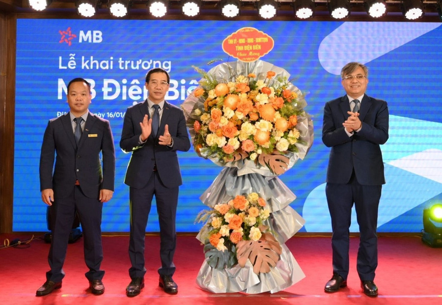 Ông Lò Văn Tiến, Phó Chủ tịch UBND tỉnh Điện Biên (ngoài cùng bên phải) tặng hoa chúc mừng. Ông Lò Văn Tiến, Phó Chủ tịch UBND tỉnh Điện Biên (ngoài cùng bên phải) tặng hoa chúc mừng.