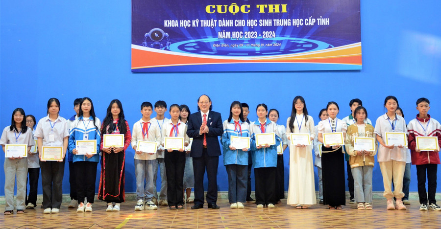 Trao giải cho các tác giả có dự án đạt giải trong cuộc thi.