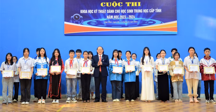 Trao giải cho các tác giả có dự án đạt giải trong cuộc thi.