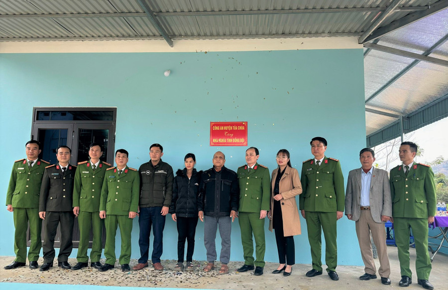 Các đại biểu chụp ảnh lưu niệm. Các đại biểu chụp ảnh lưu niệm.