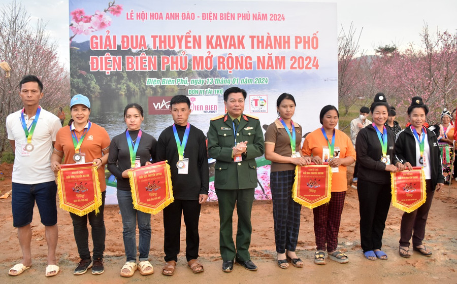 Trao giải cho các đoàn vận động viên đạt giải Nhì.