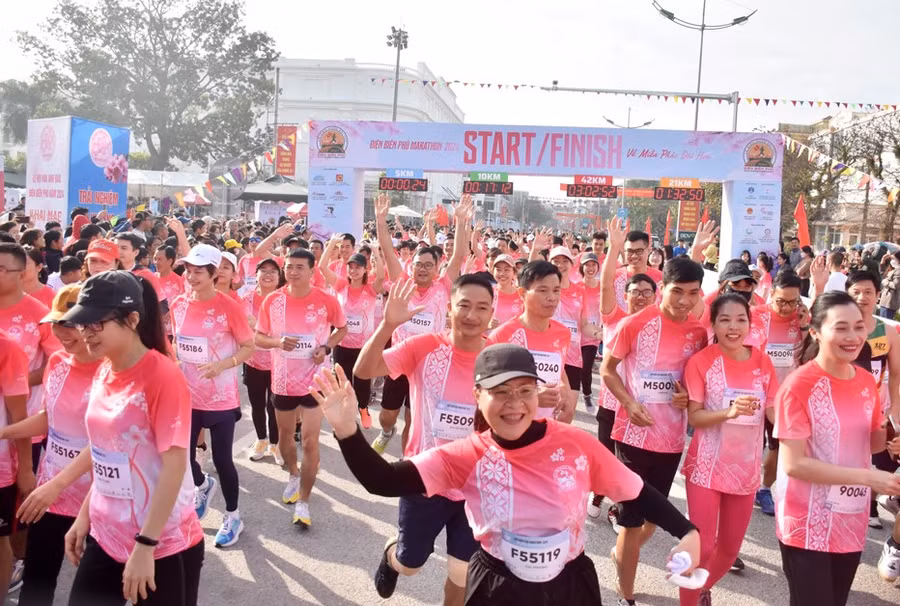 Niềm vui của các vận động viên tham gia giải chạy.