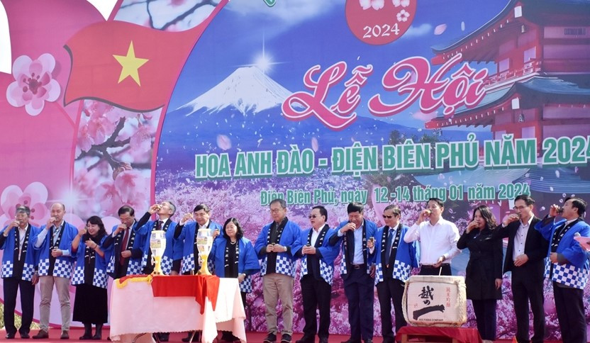 Các đại biểu khai tiệc rượu SaKe - Mông Pê. Các đại biểu khai tiệc rượu SaKe - Mông Pê.