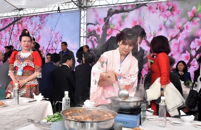 Du khách trải nghiệm Lẩu thắng cố - Lẩu Oden. Du khách trải nghiệm Lẩu thắng cố - Lẩu Oden.