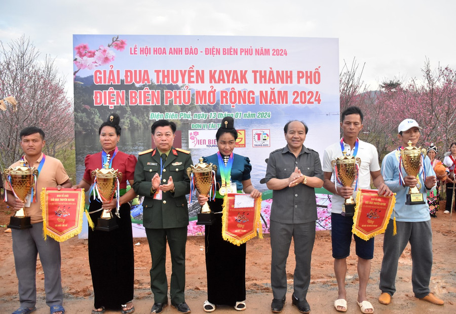 Trao giải cho các đoàn vận động viên đạt giải Nhất.