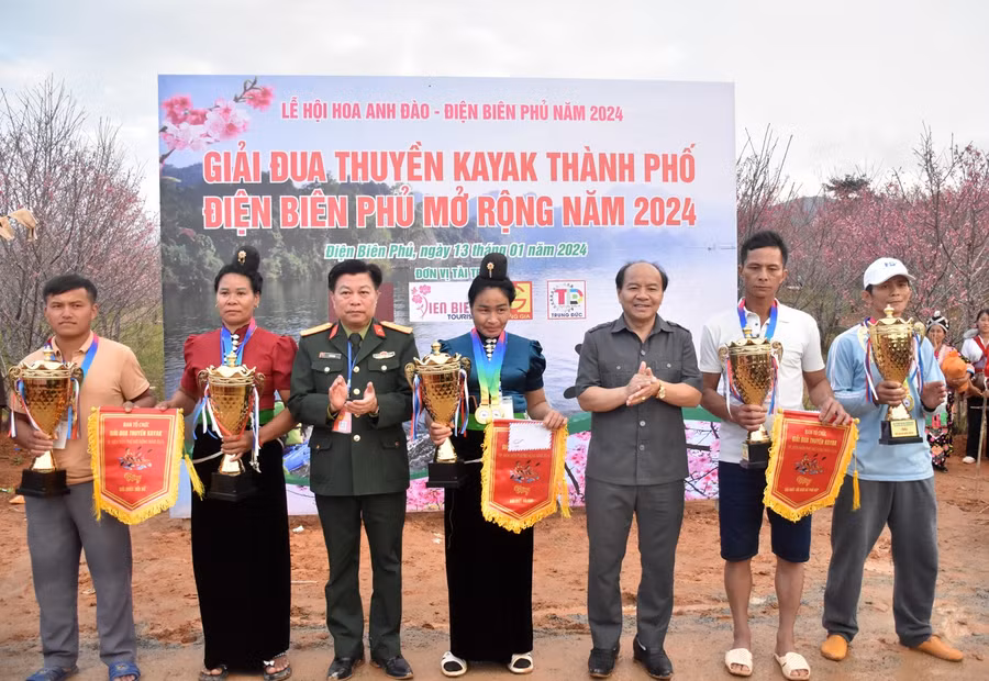 Trao giải cho các đoàn vận động viên đạt giải Nhất.