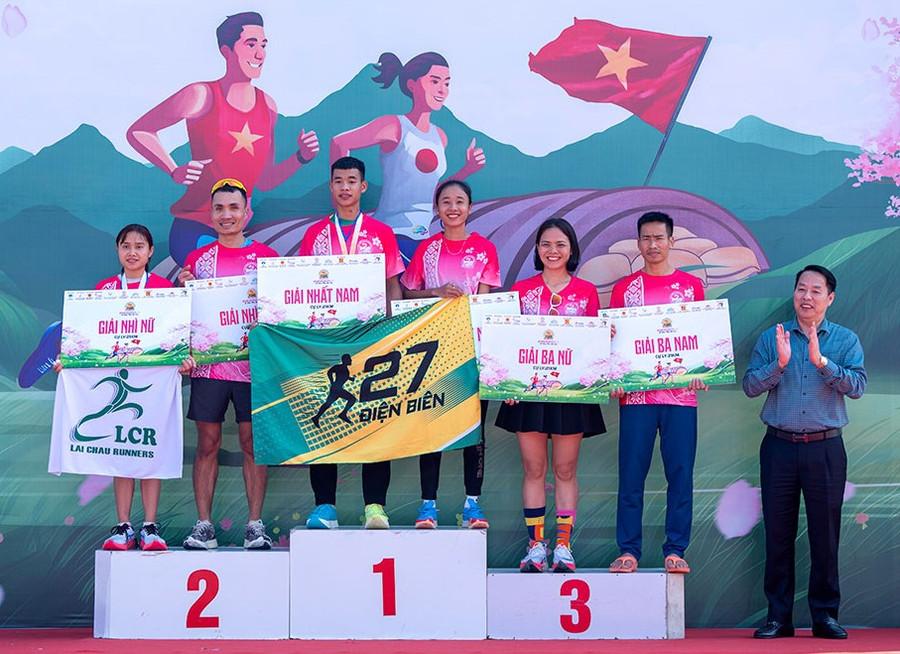 Trao giải cự ly 21km. Trao giải cự ly 21km.