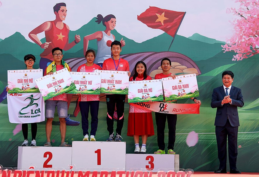 Trao giải cự ly 42km. Trao giải cự ly 42km.