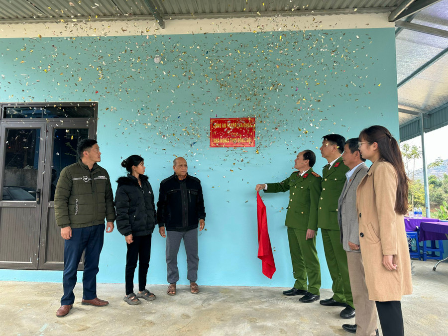 Trao nhà nghĩa tình đồng đội cho Trung úy Thào A Sang - Cán bộ Công an huyện Tủa Chùa.