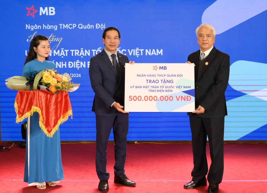 Ông Lưu Trung Thái trao tặng 500 triệu đồng tới Ủy ban MTTQ Việt Nam tỉnh Điện Biên. Ông Lưu Trung Thái trao tặng 500 triệu đồng tới Ủy ban MTTQ Việt Nam tỉnh Điện Biên.
