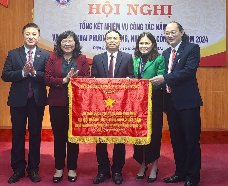 Sở GD&ĐT Điện Biên nhận cờ thi đua do Bộ GD&ĐT trao tặng. Sở GD&ĐT Điện Biên nhận cờ thi đua do Bộ GD&ĐT trao tặng.