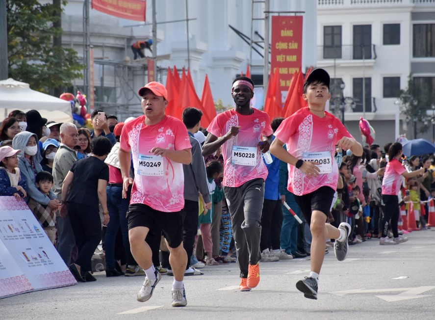 Giải chạy có sự tham gia của các vận động viên nước ngoài. Giải chạy có sự tham gia của các vận động viên nước ngoài.