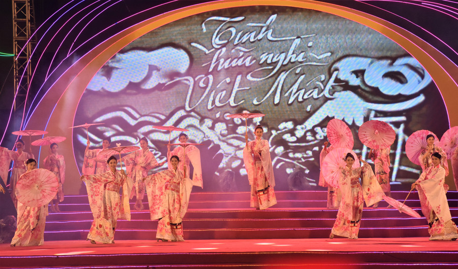 Tiết mục văn nghệ mang nét đặc trưng của văn hóa Nhật Bản. Tiết mục văn nghệ mang nét đặc trưng của văn hóa Nhật Bản.