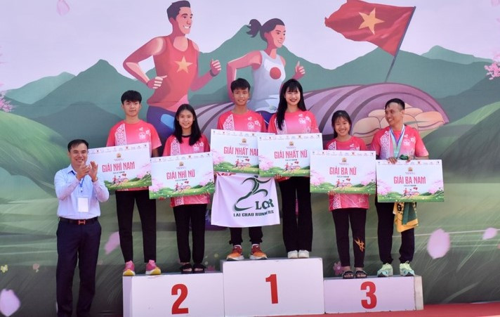 Trao giải các vận động viên chạy cự ly 10km. Trao giải các vận động viên chạy cự ly 10km.