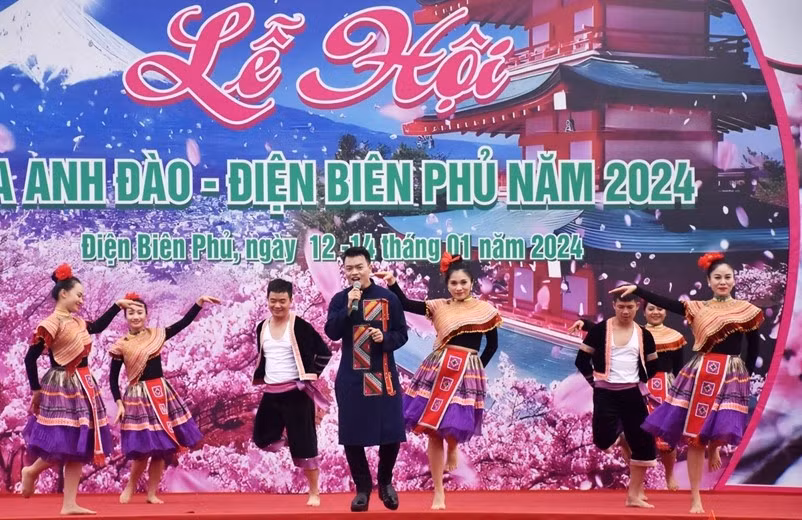 Các tiết mục văn nghệ được trình diễn mang đậm bản sắc văn hóa dân tộc.