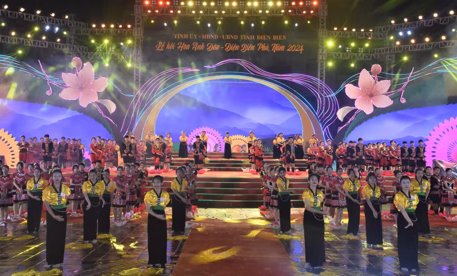 Chương trình văn nghệ đêm khai mạc Lễ hội Hoa anh đào - Điện Biên Phủ năm 2024.