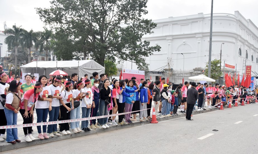 Đông đảo người dân cùng các tình nguyện viên cổ vũ vận động viên tham gia thi đấu. Đông đảo người dân cùng các tình nguyện viên cổ vũ vận động viên tham gia thi đấu.