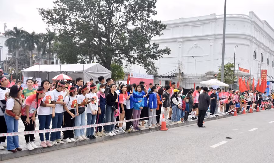 Đông đảo người dân cùng các tình nguyện viên cổ vũ vận động viên tham gia thi đấu.