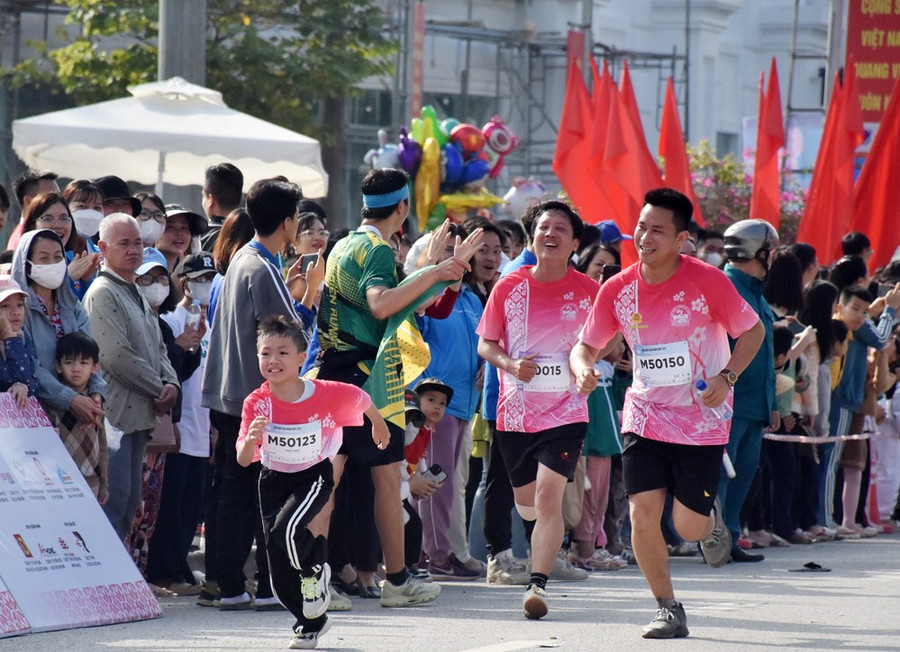 Có những vận động viên nhí tham gia giải chạy. Có những vận động viên nhí tham gia giải chạy.