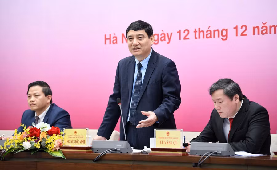 Đồng chí Nguyễn Đắc Vinh - Chủ nhiệm Ủy ban Văn hóa, Giáo dục của Quốc hội cung cấp thông tin tới báo chí tại cuộc họp báo.