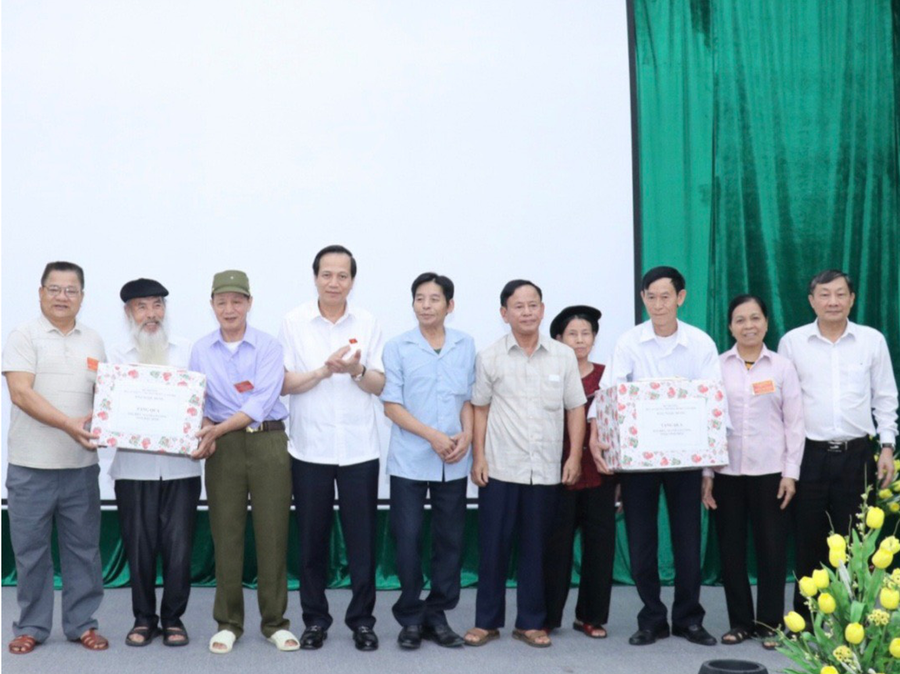 Bộ trưởng Bộ LĐ-TB&XH Đào Ngọc Dung trao quà tới thương bệnh binh điều dưỡng tại Trung tâm. Bộ trưởng Bộ LĐ-TB&XH Đào Ngọc Dung trao quà tới thương bệnh binh điều dưỡng tại Trung tâm.