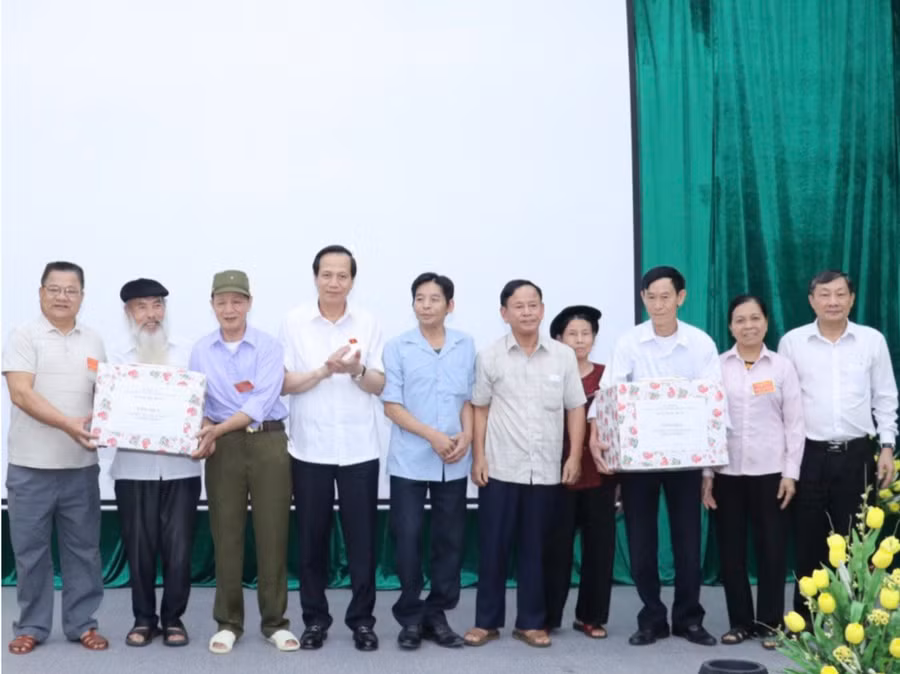 Bộ trưởng Bộ LĐ-TB&amp;XH Đào Ngọc Dung trao quà tới thương bệnh binh điều dưỡng tại Trung tâm.