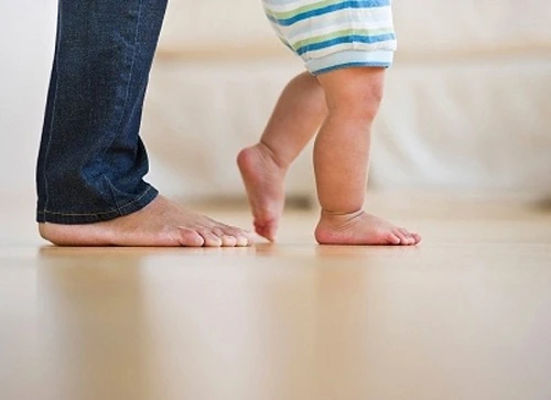 Đi chân trần là tốt nhất cho việc bò và tập đi bộ.