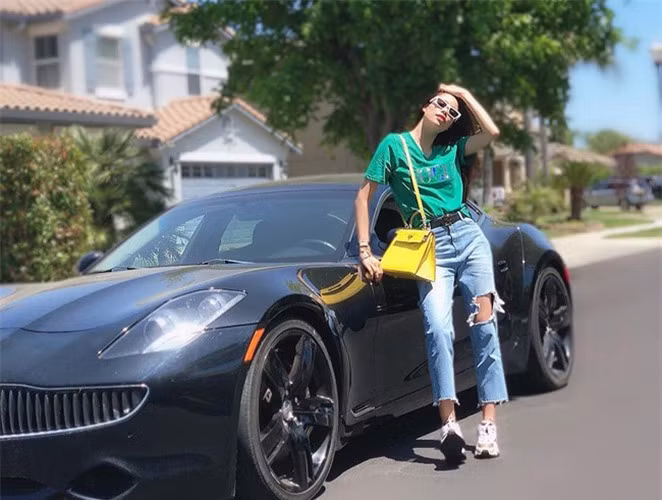 Ngắm phong cách thời trang tạo dáng thế nào cũng sang chảnh của Phạm Hương - Hình 2 Ngam phong cach thoi trang tao dang the nao cung sang chanh cua Pham Huong-Hinh-2