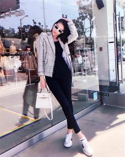 Ngắm phong cách thời trang tạo dáng thế nào cũng sang chảnh của Phạm Hương - Hình 5 Ngam phong cach thoi trang tao dang the nao cung sang chanh cua Pham Huong-Hinh-5
