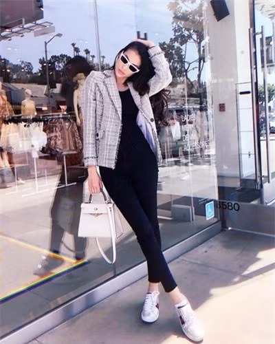 Ngắm phong cách thời trang tạo dáng thế nào cũng sang chảnh của Phạm Hương - Hình 5 Ngam phong cach thoi trang tao dang the nao cung sang chanh cua Pham Huong-Hinh-5