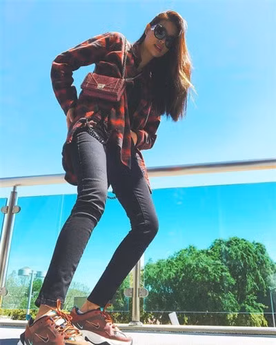 Ngắm phong cách thời trang tạo dáng thế nào cũng sang chảnh của Phạm Hương - Hình 7 Ngam phong cach thoi trang tao dang the nao cung sang chanh cua Pham Huong-Hinh-7