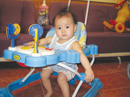 4 sai lầm dạy trẻ tập đi khiến vóc dáng bé xấu xí, điều số 2 rất nhiều mẹ Việt mắc phải ảnh 2 tre-tap-di-012
