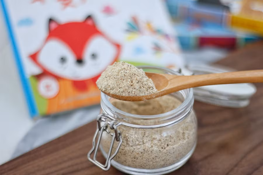 Khi nấu cháo hoặc bột cho bé thì rắc thêm chút bột nêm gà nấm cực ngon lại lành mạnh dành cho bé yêu đang ăn dặm.