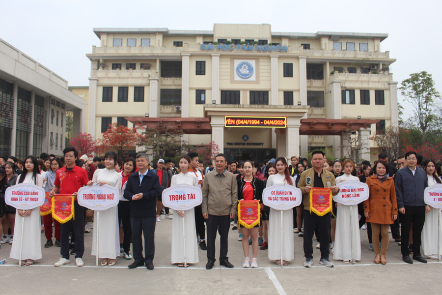 PGS.TS Trần Thanh Vân cùng lãnh đạo các trường thành viên, ban chức năng trao cờ lưu niệm cho các đội. PGS.TS Trần Thanh Vân cùng lãnh đạo các trường thành viên, ban chức năng trao cờ lưu niệm cho các đội.