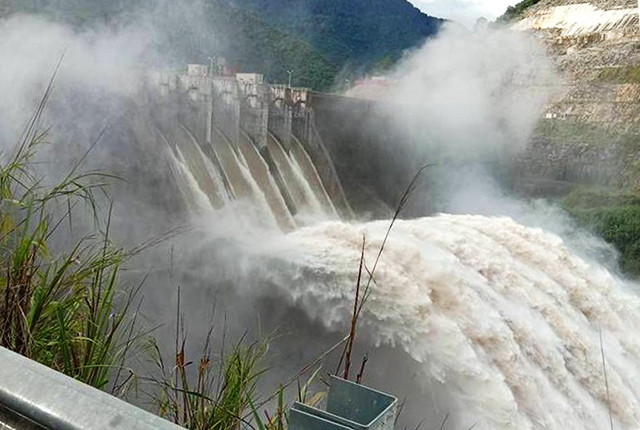 Dù có thời điểm phải xả lũ hết công suất, gây ngập lụt diện rộng nhưng các thủy điện vẫn được đánh giá là xả đúng quy trình. 395756782856833188840377707353833835331584n-153569