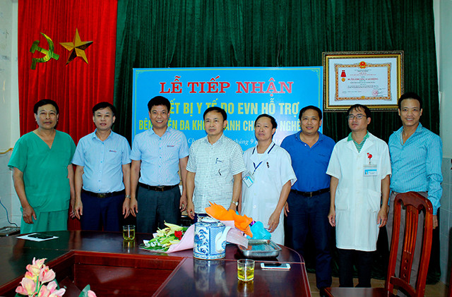 Các đơn vị thủy điện thường xuyên tham gia các hoạt động xã hội từ thiện tại địa phương, tuy nhiên vẫn được cho là chậm và chưa đủ. (Ảnh: Công ty thủy điện Bản Vẽ hỗ trợ thiết bị y tế cho Bệnh viện Đa khoa huyện Thanh Chương tháng 9/2018) 20181121_133747