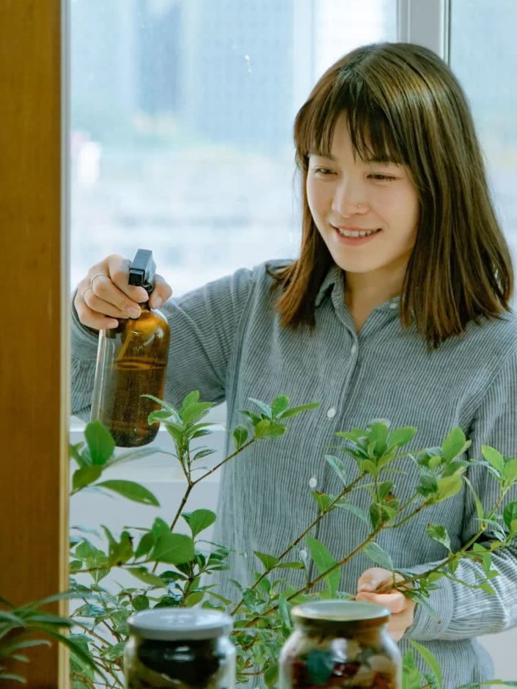 Cô gái 9x khá thoải mái với cuộc sống "không lãng phí" của mình. Cuộc sống không rác thải của cặp đôi trẻ khiến nhiều người ngưỡng mộ