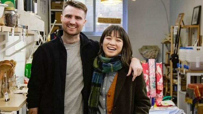 Cặp đôi mở cửa hàng nhỏ bán đồ tái chế và các sản phẩm thân thiện với môi trường. Cuộc sống không rác thải của cặp đôi trẻ khiến nhiều người ngưỡng mộ