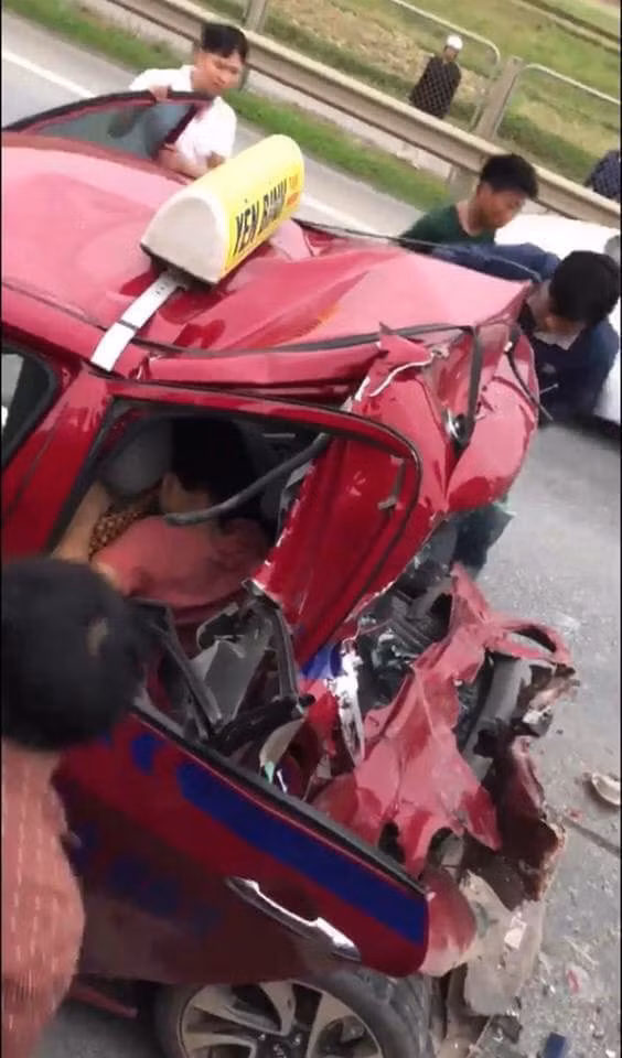 Tài xế xe tải gặp nạn vừa được đưa lên taxi tiếp tục bị xe khác đâm trúng - Ảnh 2.