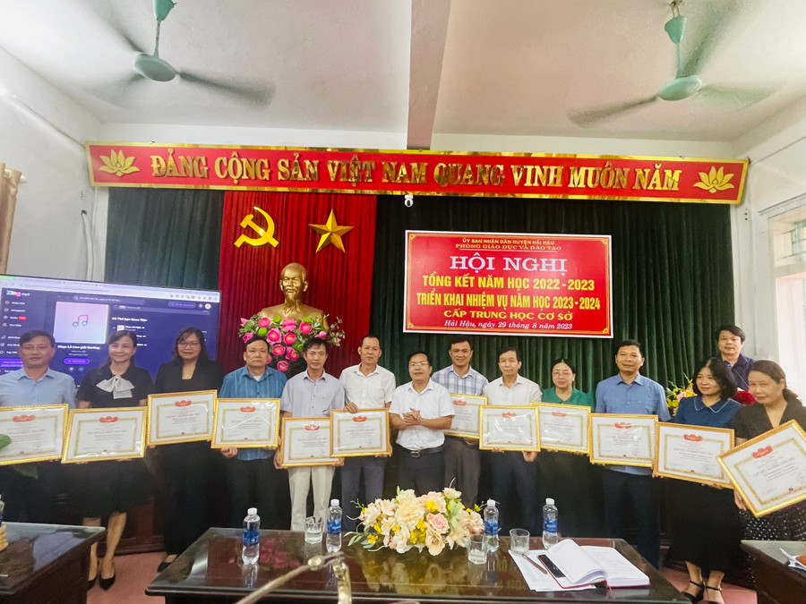 Lãnh đạo Phòng GD&amp;ĐT Hải Hậu tặng thưởng cho các đơn vị xuất sắc.